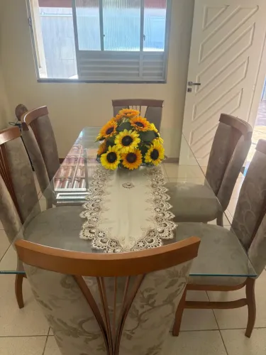 Mesa de 6 cadeiras de madeira com tampa de vidro