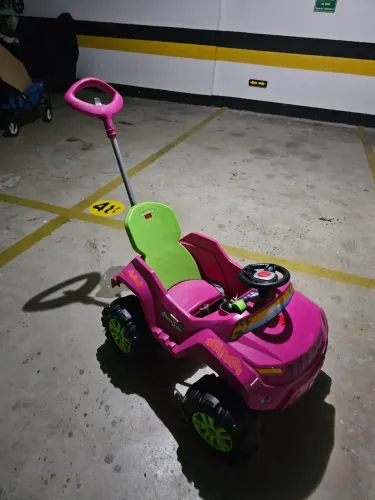 Carrinho infantil com pedal