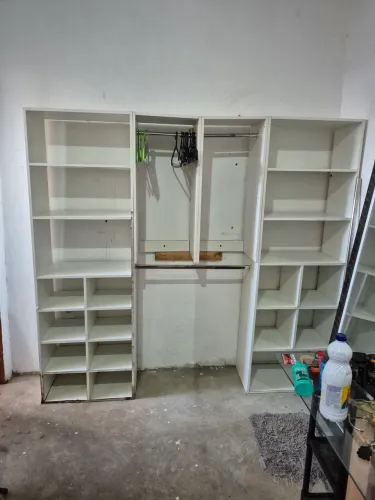 Guarda roupa tipo closet aberto