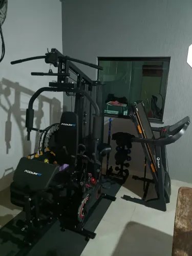 Equipamentos de academia (esteira, bicicleta, estação de musculação da Podium fit)