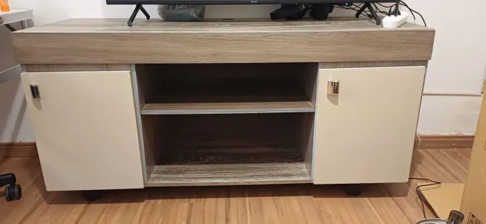 Rack de TV com duas portas e prateleira