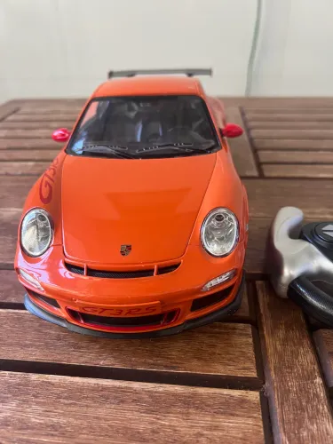Carrinho de controle remoto modelo Porsche 911 GT3 RS da marca Rastar