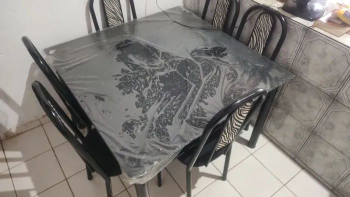 Mesa de vidro 6 palmos de cumprimento, acompanha 6 cadeiras, semi nova