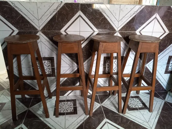 Vendo quatro banco pra balcão de angelim por $ 120 Reais
