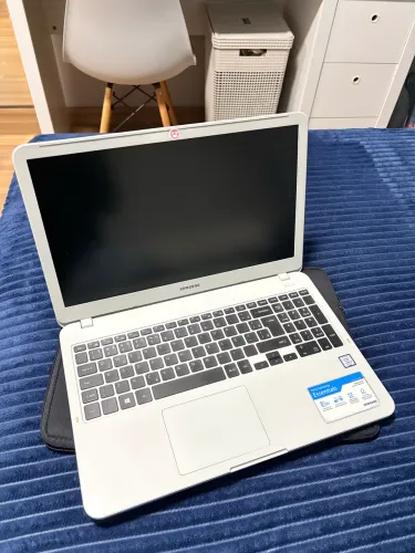 Notebook Essentials E30 Intel Core i3 | SSD 250GB | 4GB RAM