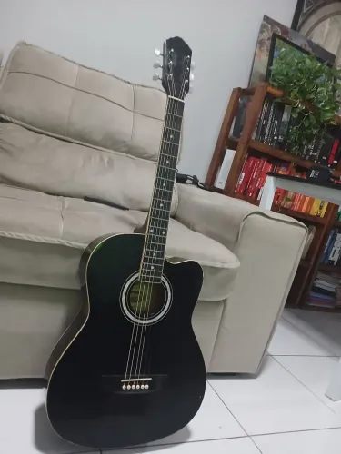 Violão preto com cordas de aço