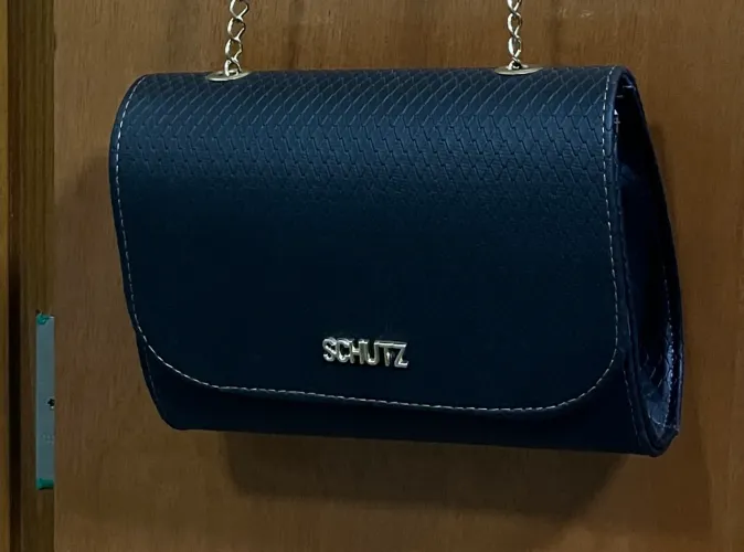 Bolsa Schutz com alça de corrente