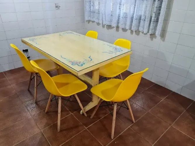 Mesa Retangular medindo 1,84 x 0,84, em madeira com proteção em vidro, com 5 cadeiras