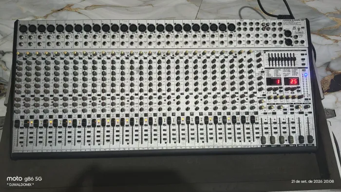 MESA DE SOM BEHRINGER EURODESK SL3242FX-PRO 32 ENTRADAS + EFEITOS