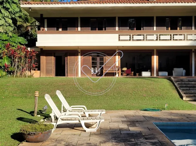 Casa exclusiva com 6.719 m² de terreno, piscina, quadra de tênis e ampla área verde na Gra