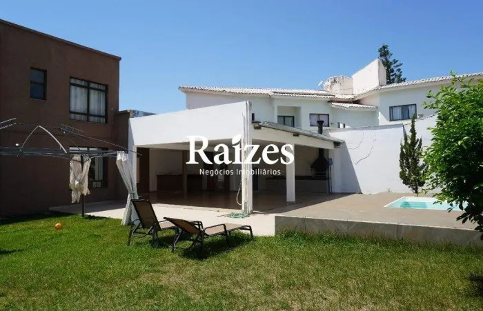 Casa Sobrado com 4 Suítes, Piscina e Espaço Gourmet no Bairro Morada da Colina em Uberlând