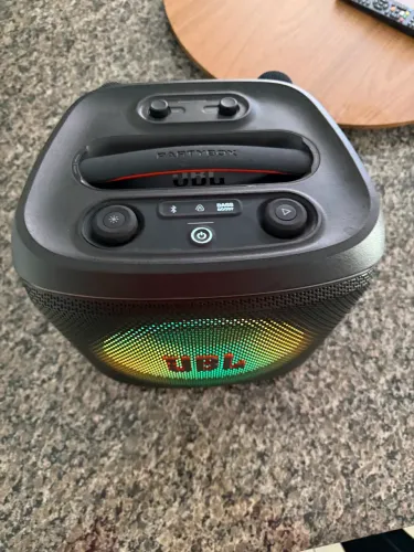 Caixa de som JBL partybox encore 2 com dois microfones e duas baterias 