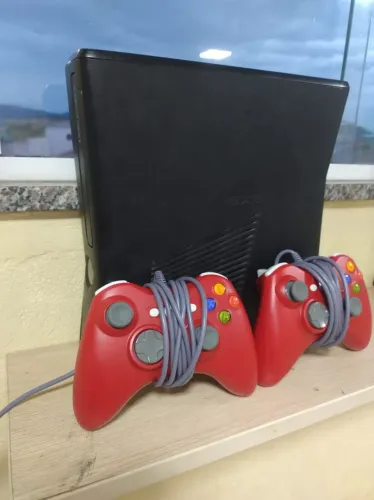 Xbox 360 Desbloqueado com dois controles