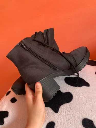 BOTA PRETA COM SALTO