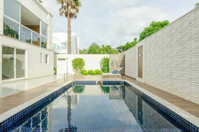 CASA MOBILIADA À VENDA COM 4 SUÍTES E PISCINA PRÓXIMO AO PARQUE TINGUI