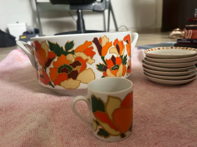Xícaras + pote de louça com tampa