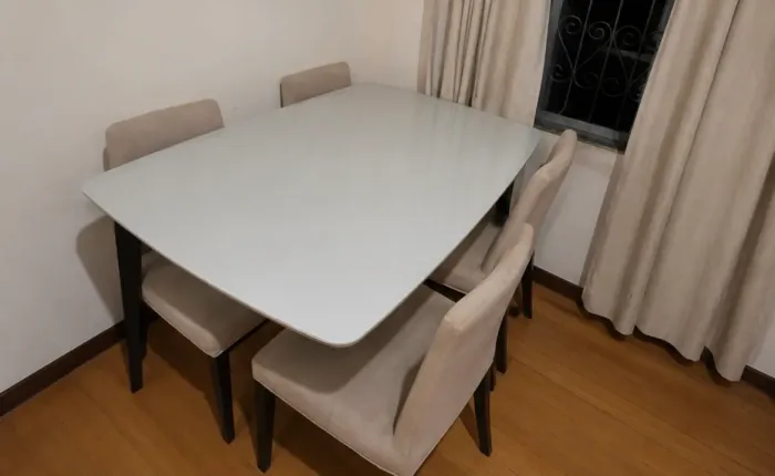 Mesa com cadeira