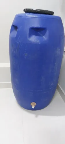 Bombona Azul 200L usada para armazenagem de água