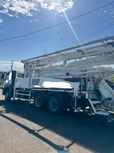 Bomba lança de concreto