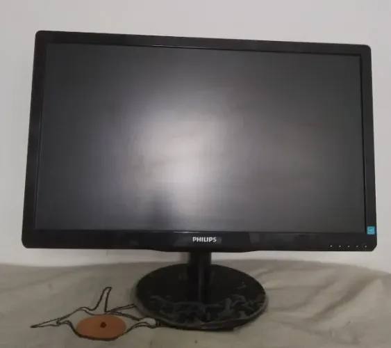 Monitor 24 Polegadas Phillips _ usado _ com pequeno defeito! R$ 180,00