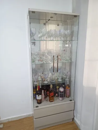 Cristaleira de vidro e madeira da marca Mavaular