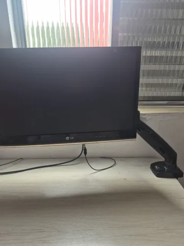 Braço Articulado para Monitores e TV