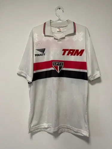 AUTOGRAFADA E USADA EM JOGO: camisa do São Paulo de Claudemir Vitor, campeão mundial