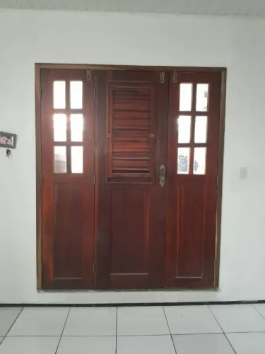 Vendo porta de 3 folhas, 100% madeira.