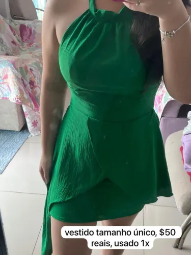 vestido verde com detalhe na lateral