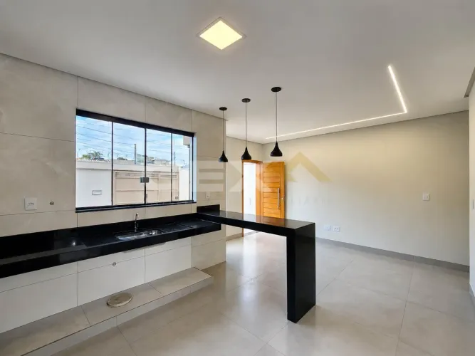 Casa à venda no bairro Santa Rosa, 3 quartos, 1 suíte com closet e 2 vagas.