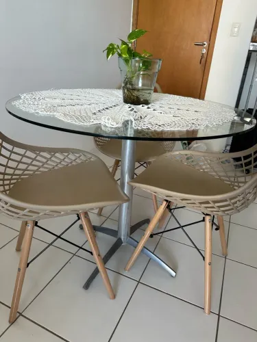 Mesa com três cadeiras