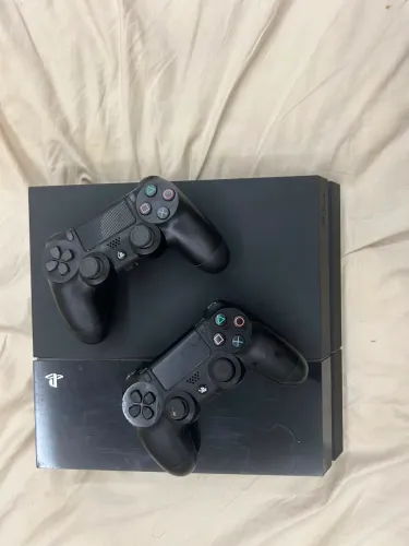 ? PLAYSTATION 4 FAT - 1TB + 2 CONTROLES