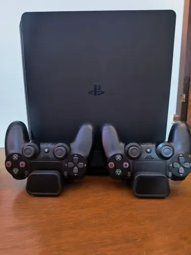 PS4 Slim + 2 Controles Originais + Base de Carregamento