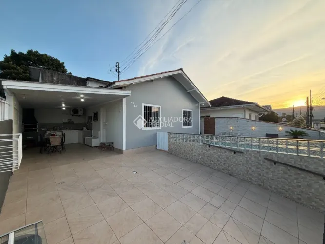 CASA COM PISCINA E AMPLO TERRENO EM FORQUILHAS - SÃO JOSÉ