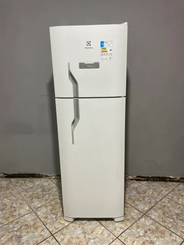 Geladeira Electrolux Frost Free Duplex com painel digital