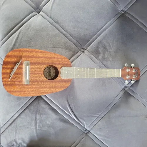 VENDO UKULELE MALIBU (LEIA O ANUNCIO)