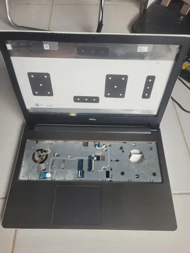 Notebook dell inspiron 15 p51f defeito nao liga sucata placa oxidada carcaca quebrada
