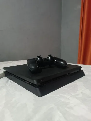 Ps4 slim usado, com um controle(jogos virtuais: GTA 5 , god of war 2018)