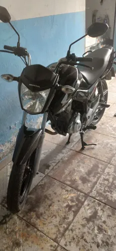 Moto bem conservada toda em dia
