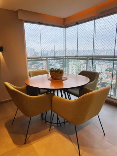 Mesa de jantar com 4 lugares
