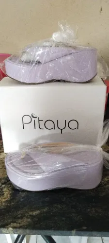 Vendo tamanco da pitaya pontuação 36 nunca foi usado,quem calça 35 e perfeito o 36 porque