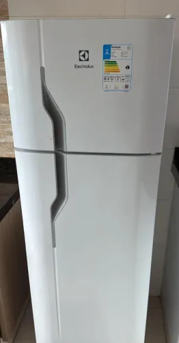 Geladeira a Electrolux DC34A, duplex, 260 litros, 220 V.