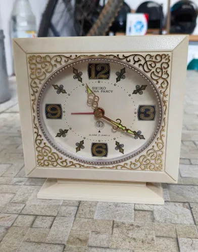 Relógio de mesa Seiko acorda antigo