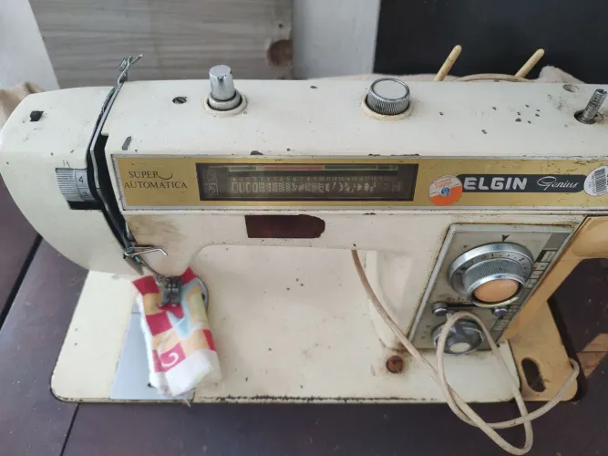 Máquina de costura usada com móvel