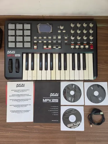 CONTROLADORA AKAI MPK25 
