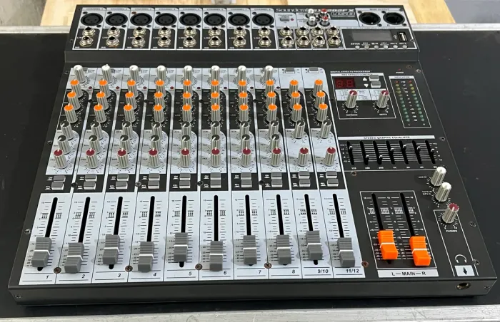 Mesa de som analógica 12 canais Soundcraft