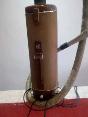 Aspirador de pó antigo funcionando perfeitamente 