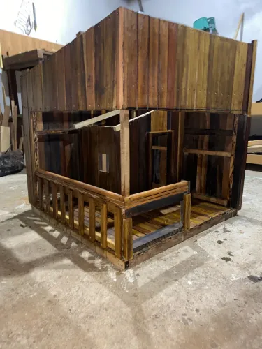 CASINHA DE LUXO PARA CACHORRO - ARTESANAL EM MADEIRA - QUASE PRONTA