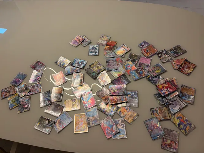 Muitas cartas raras, foil, full art e de várias séries do Pokémon