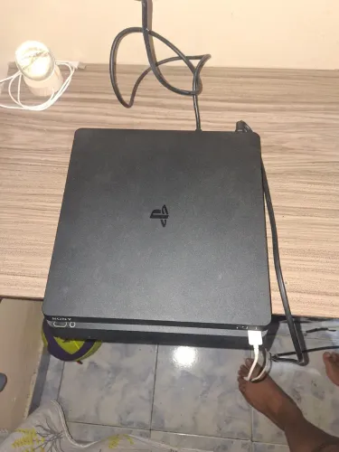 PlayStation 4 (ps4) com 4 controles e vários jogos